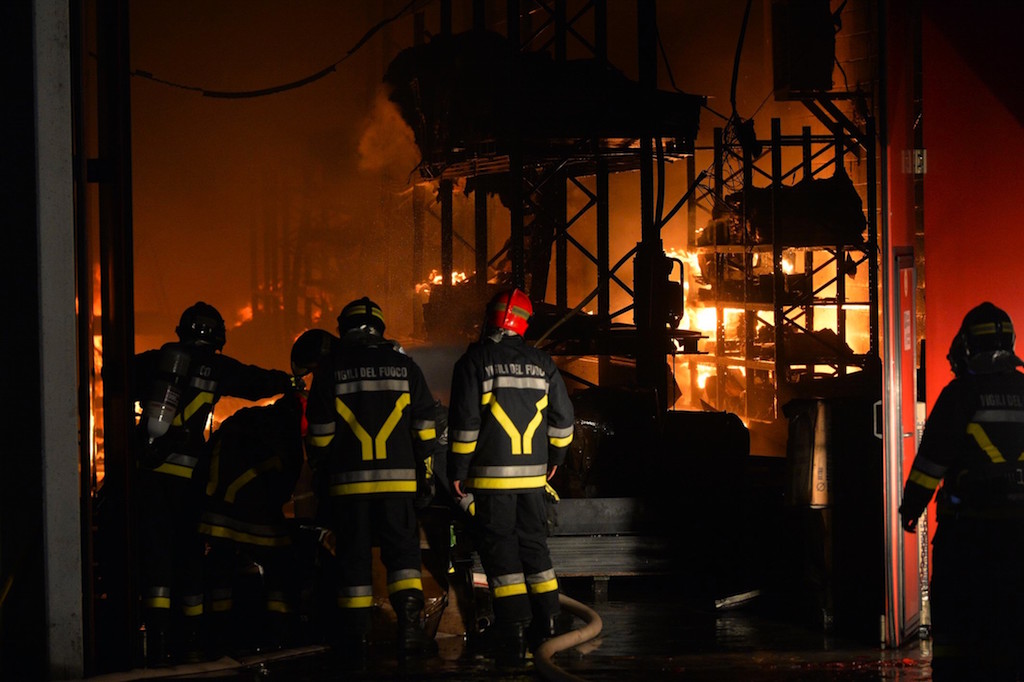 Vigili del Fuoco impegnati in un incendio industriale