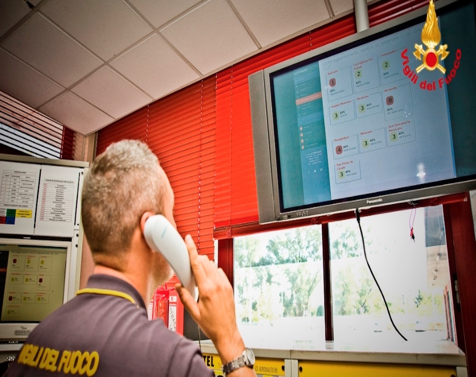 Operatore di Sala Operativa controlla lo stato delle partenze su ActivePager